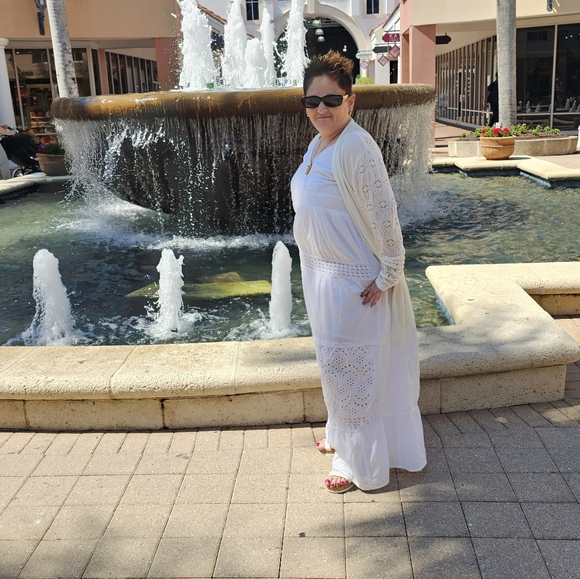 SUZANNE'S LIVE LISTING - Picture 2 of 4